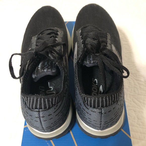 Womens Brooks Ricochet - Picture 2 of 5